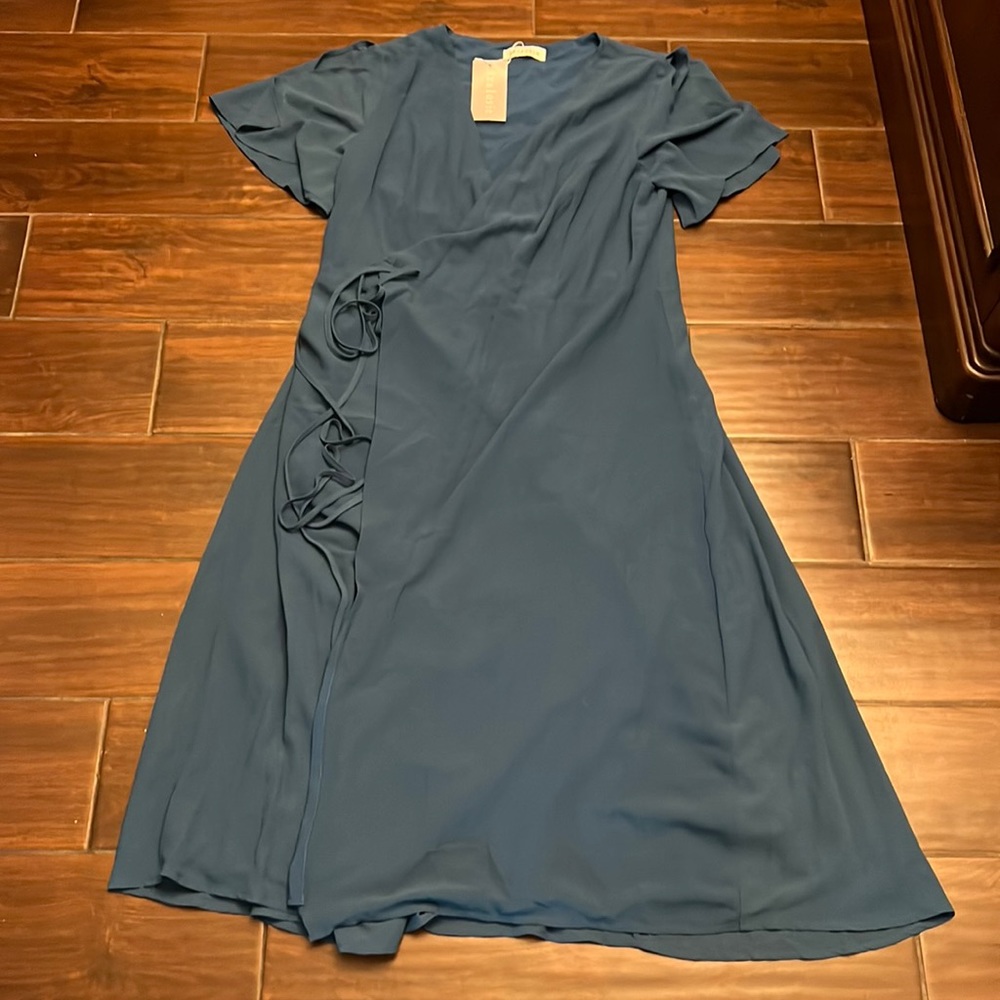 Azalosie wrap dress with V neck